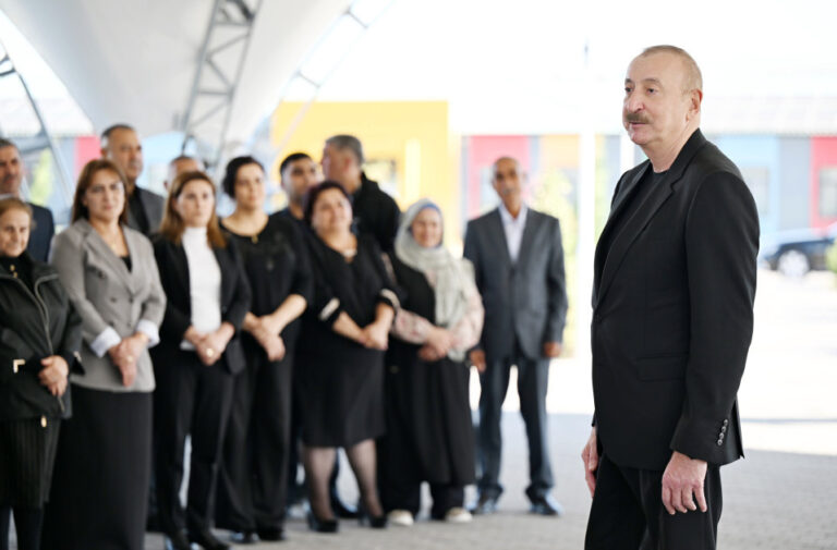 Prezident Məmmədbəyli və Ağalı kəndlərinin sakinlərinə mənzillərin açarlarını təqdim etdi – FOTOLAR