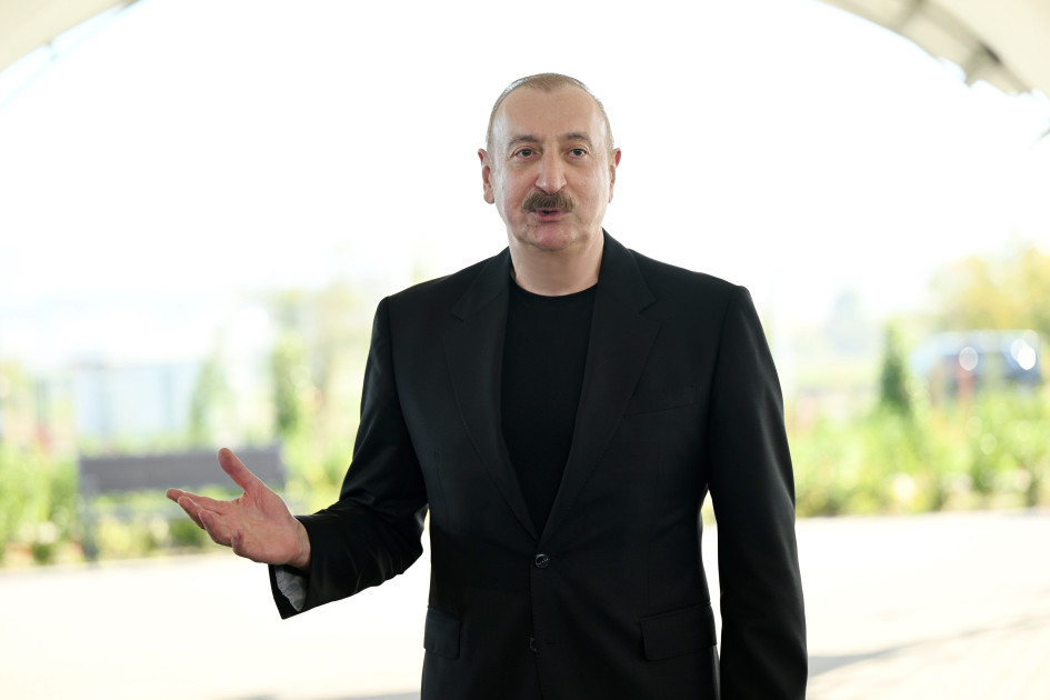 Prezident Məmmədbəyli və Ağalı kəndlərinin sakinlərinə mənzillərin açarlarını təqdim etdi – FOTOLAR