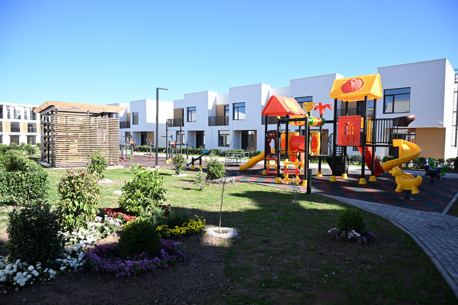 Prezident Zəngilanda 104 mənzilli yaşayış kompleksində görülmüş işlərlə tanış olub