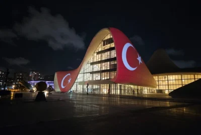 Heydər Əliyev Mərkəzi Türkiyə bayrağına "büründü" 27 Heydər Əliyev Mərkəzi Türkiyə bayrağına "büründü"