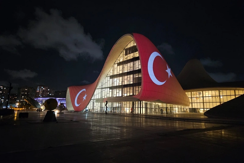 Heydər Əliyev Mərkəzi Türkiyə bayrağına "büründü"