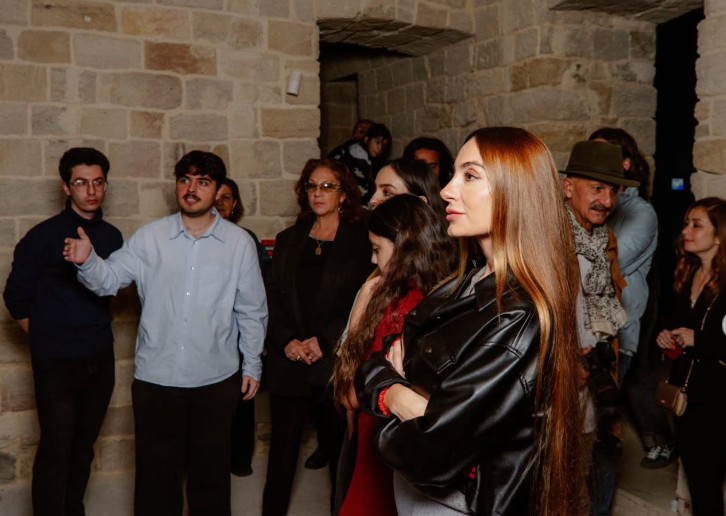 Leyla və Arzu Əliyevalar qızları ilə sərgidə... – FOTOLAR