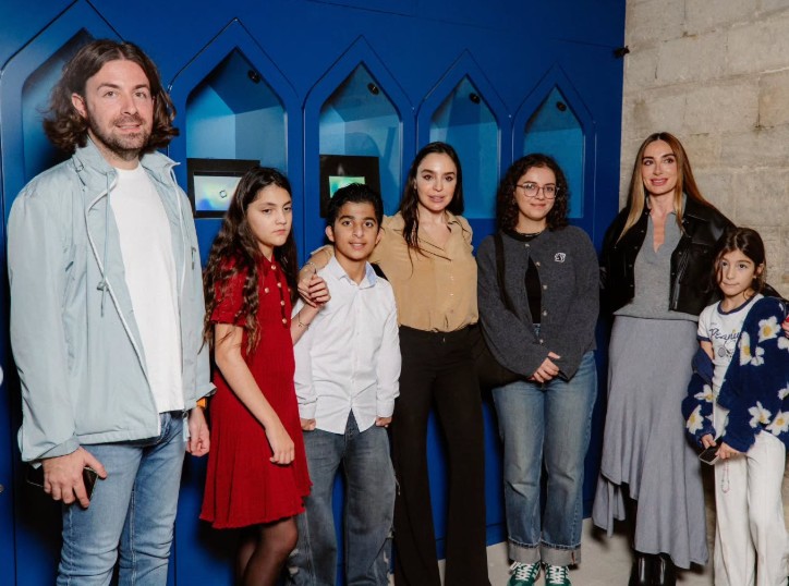 Leyla və Arzu Əliyevalar qızları ilə sərgidə... – FOTOLAR