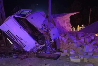 Ağdamda yük maşını restoranın içinə aşıb