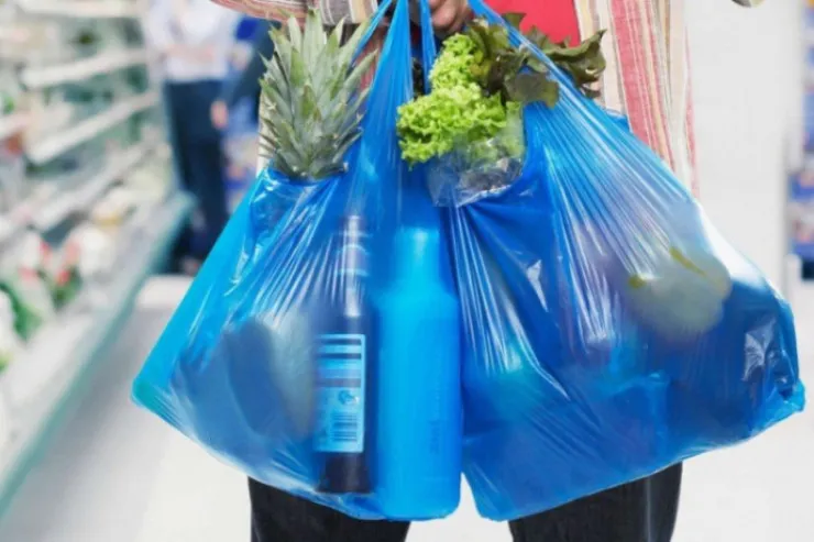Yaşlı kişi market torbasına görə döyüldü