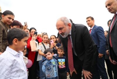 Paşinyan erməni uşaqlara bu sualı verdi – Aldığı cavab onu şoka saldı