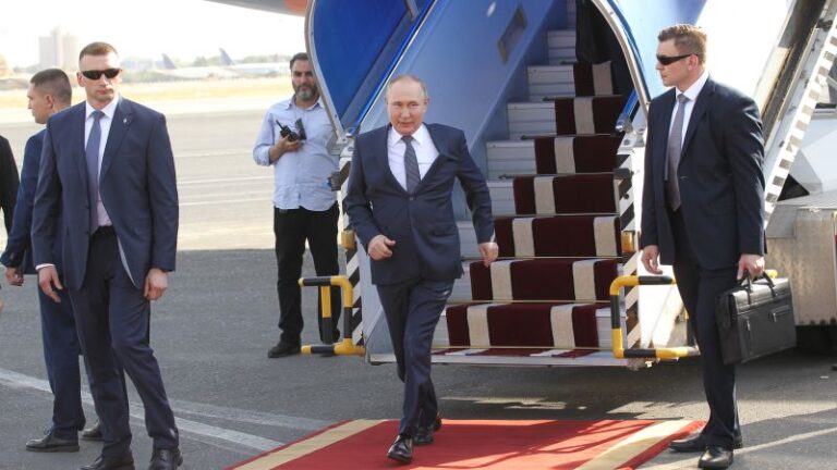 Putin Əliyevlə görüşdüyü məkanı belə tərk etdi - VİDEO