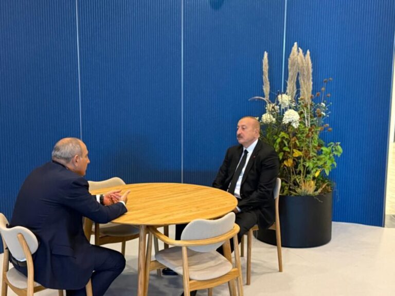 Əliyev-Paşinyan görüşü: masadakı bu detal diqqət çəkdi - VİDEO