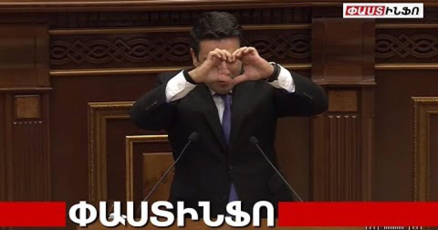Simonyan Paşinyanın əl hərəkətini təkrarladı - FOTO 2 WhatsApp Image 2025 10 23 at 15.39.30