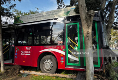 Bakıda avtobus bulvara girdi - VİDEO