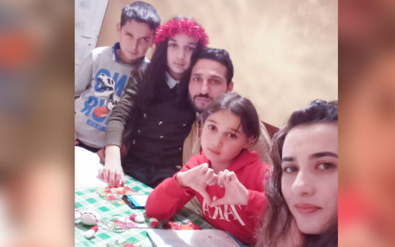 Üç uşaq anası qızı ilə sinif yoldaşı oldu - FOTOLAR