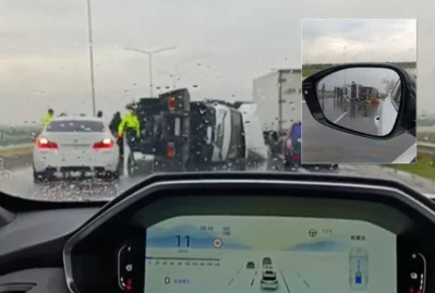 Evakuator üzərində olan avtomobillə birlikdə aşdı - VİDEO