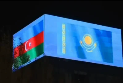 Qazaxıstan paytaxtı Azərbaycan bayraqlarına büründü - VİDEO