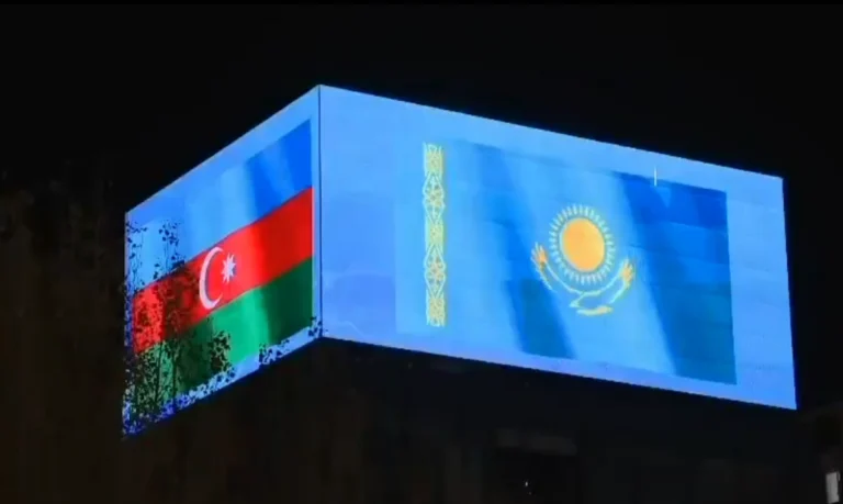 Qazaxıstan paytaxtı Azərbaycan bayraqlarına büründü - VİDEO