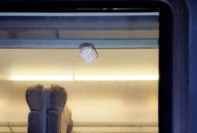 Sərnişinlə dolu Bakı-Sumqayıt qatarına daş atıldı - FOTO