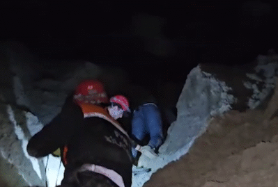 Dağlıq ərazidə köməksiz qalan şəxs belə xilas edildi - VİDEO