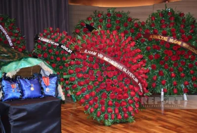 Prezident və xanımı Ramiz Quliyevlə vida mərasiminə əklil göndərdi - FOTO