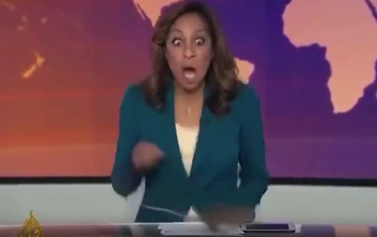 Canlı yayımda gözlənilməz an: aparıcının qarşısına tavandan görün nə düşdü – VİDEO 1 Canlı yayımda gözlənilməz an: aparıcının qarşısına tavandan görün nə düşdü – VİDEO