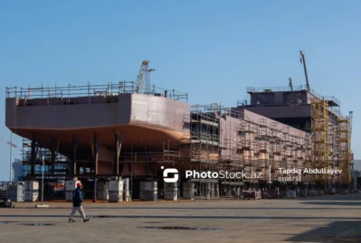 Bakıda tikilən nəhəng gəminin görüntüləri... - VİDEO