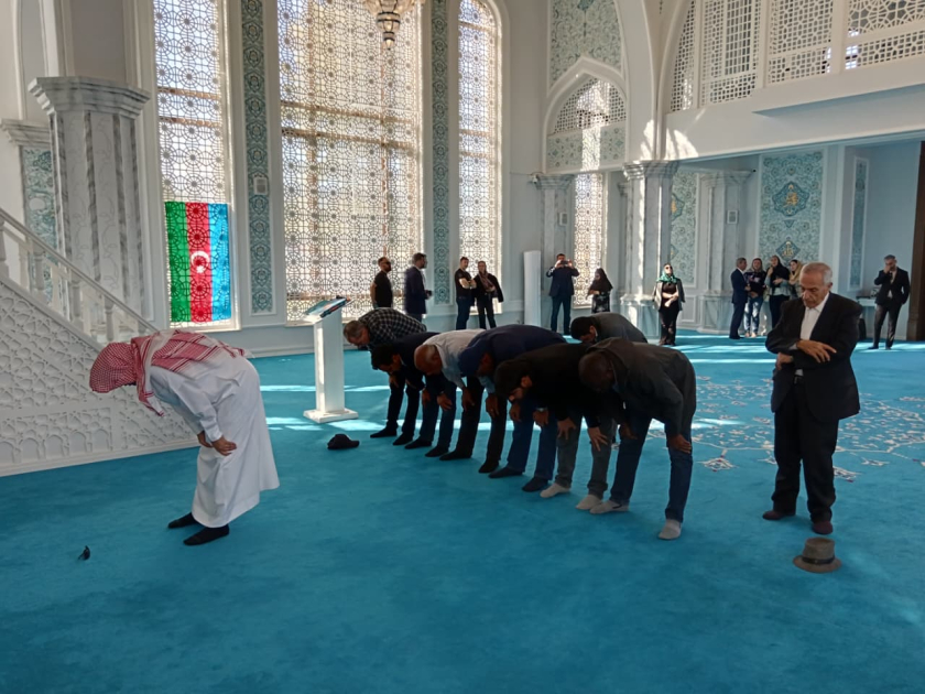 Beynəlxalq konfransın iştirakçıları Zəngilan məscidində ibadət etdilər - FOTOLAR 2 Beynəlxalq konfransın iştirakçıları Zəngilan məscidində ibadət etdilər - FOTOLAR