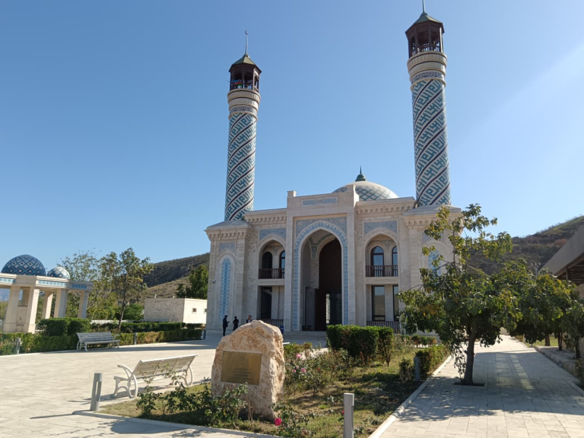 Beynəlxalq konfransın iştirakçıları Zəngilan məscidində ibadət etdilər - FOTOLAR 4 Beynəlxalq konfransın iştirakçıları Zəngilan məscidində ibadət etdilər - FOTOLAR