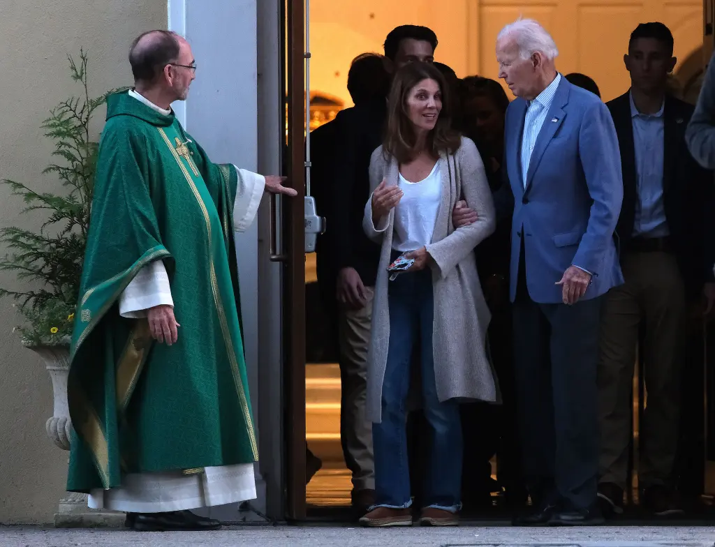 Bayden ilk dəfə belə göründü - FOTO 3 joe biden attends saturday evening 113748932