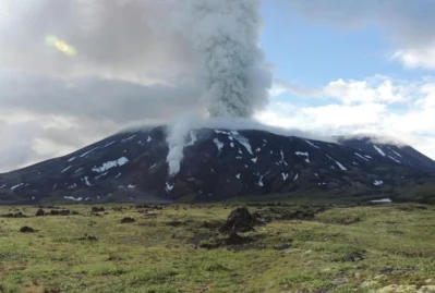 Kamçatkada vulkan 2,5 kilometr yüksəkliyə kül püskürdü