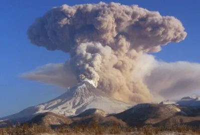 Kamçatkadakı vulkan 9 km hündürlüyə kül püskürdü