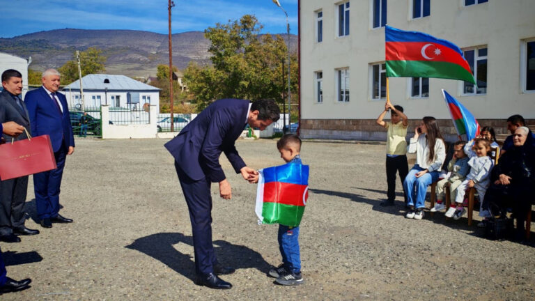 Təzəbinə kəndinə köç: açarlar təqdim olundu - FOTOLAR