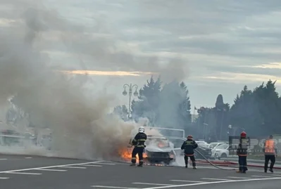 Milli Məclisin qarşısında maşın yandı