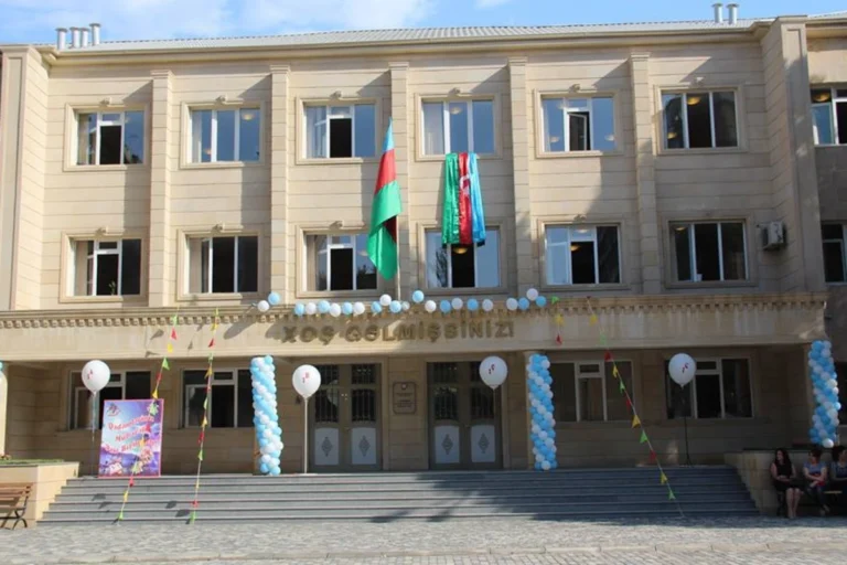 Bakıda orta məktəb liseylə birləşdirildi