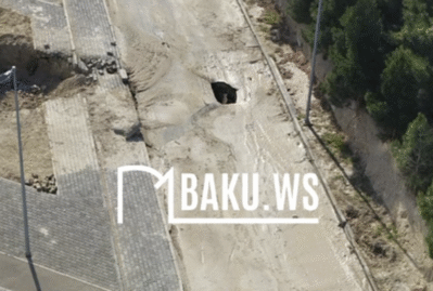 Bu ərazidə su borusu partladı, yol çökdü - VİDEO