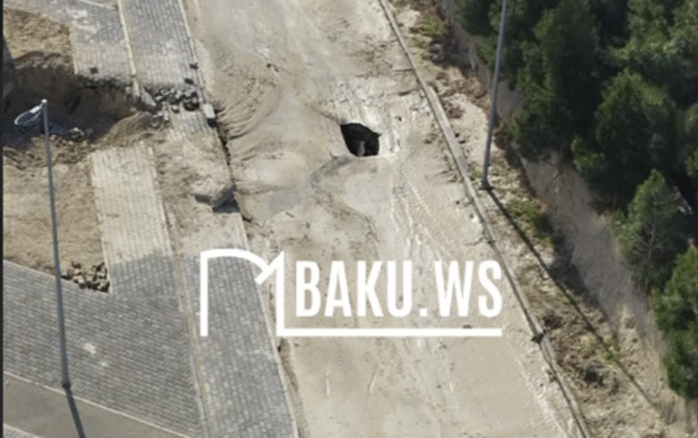 Bu ərazidə su borusu partladı, yol çökdü - VİDEO