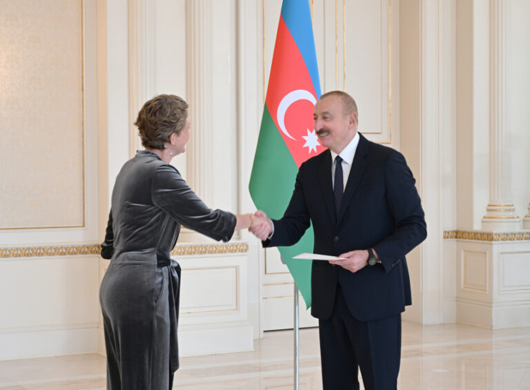 İlham Əliyev yeni səfiri qəbul etdi - FOTOLAR