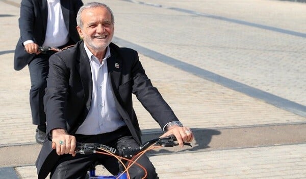 Pezeşkian Tehranın mərkəzində velisoped sürdü – VİDEO 1 Pezeşkian Tehranın mərkəzində velisoped sürdü – VİDEO