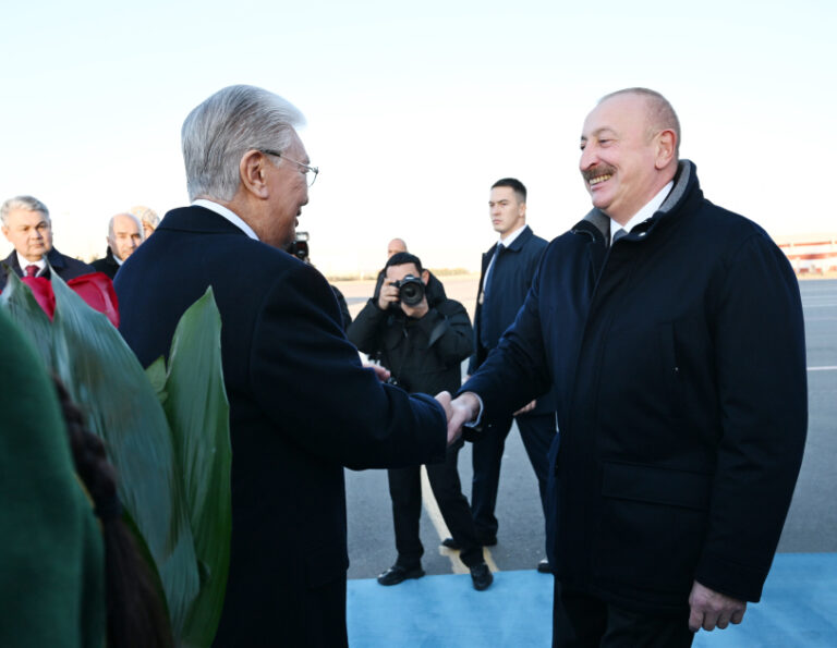 İlham Əliyev Qazaxıstana getdi: Tokayev belə qarşıladı - FOTOLAR