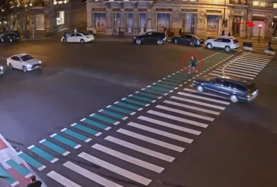 "Qırmızı"da keçən skuter sürücüsünü avtomobil vurdu - Anbaan video