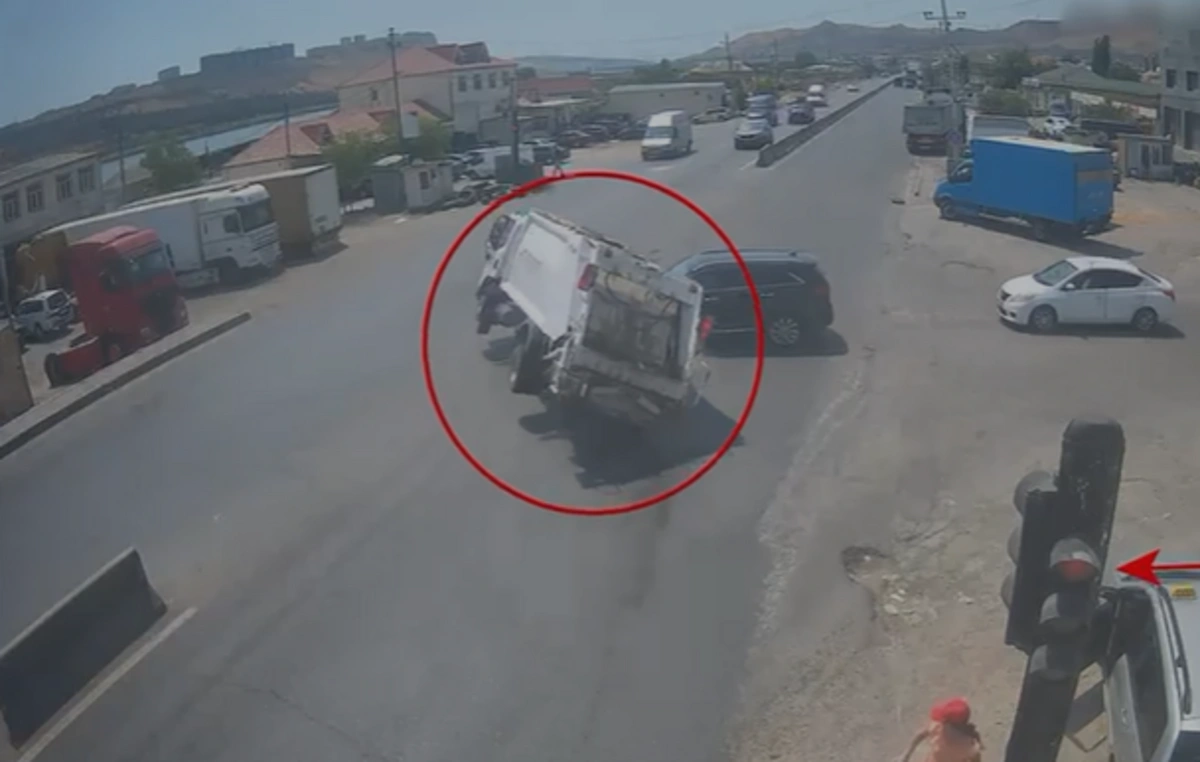 Qırmızı işığa məhəl qoymadı, ağır qəzaya səbəb oldu - Anbaan video 1 Qırmızı işığa məhəl qoymadı, ağır qəzaya səbəb oldu - Anbaan video
