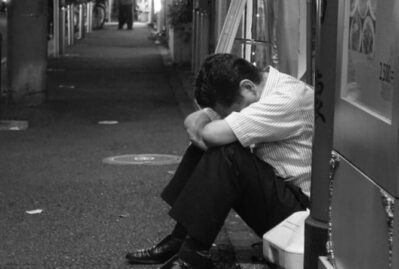 Nazirlik əməkdaşı küçədə yatdı: məxfi sənədlər oğurlandı