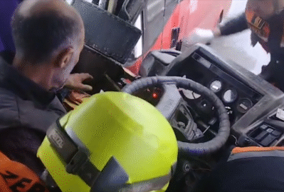 Bakıda avtobuslar toqquşdu: sürücü belə çıxarıldı - VİDEO