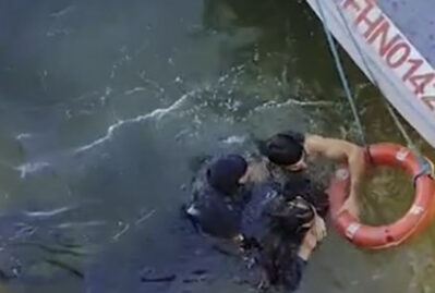 Bulvarda dənizə düşən gənclər xilas edildi - VİDEO