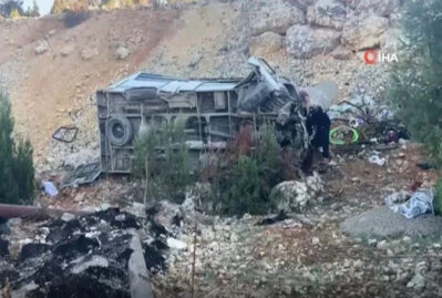 Servis avtobusu dərəyə yuvarlandı: 5 ölü, 14 yaralı - FOTO 10 Servis avtobusu dərəyə yuvarlandı: 5 ölü, 14 yaralı - FOTO