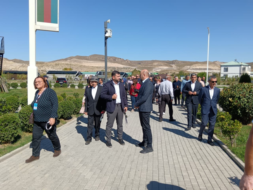 Beynəlxalq konfransın iştirakçıları Zəngilan məscidində ibadət etdilər - FOTOLAR 7 Beynəlxalq konfransın iştirakçıları Zəngilan məscidində ibadət etdilər - FOTOLAR