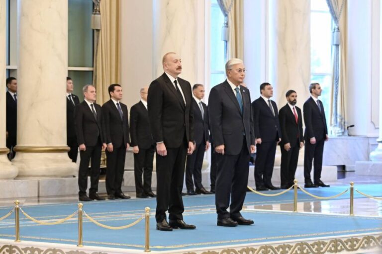 Qarşılama anında Əliyevə verilən mesaj - Əvvəl mahnı, sonra hədiyyə...