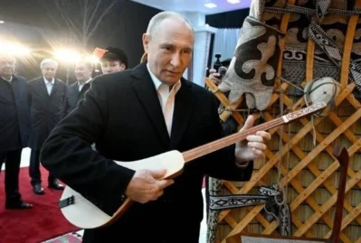 Putin komuz çaldı – VİDEO