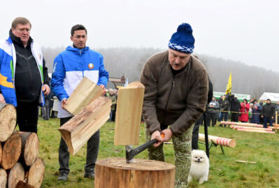 Lukaşenko balta ilə odun doğradı - VİDEO