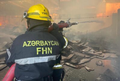 Bakıda ikimərtəbəli ev yandı