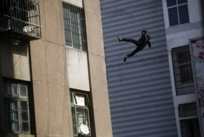 19 yaşlı gənc 12-ci mərtəbədən yıxılaraq ölüb