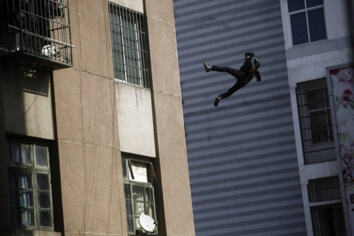 19 yaşlı gənc 12-ci mərtəbədən yıxılaraq ölüb