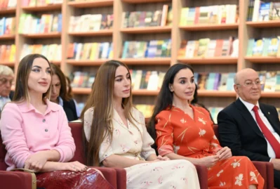 Prezidentin qızları və gəlini kitab təqdimatında – FOTOLAR 2 Prezidentin qızları və gəlini kitab təqdimatında – FOTOLAR